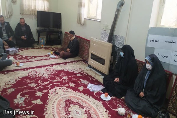 دیدار بسیجیان حوزه حضرت مریم(س) ملایر با خانواده شهدا دیدار بسیجیان حوزه حضرت مریم(س) ملایر با خانواده شهدا