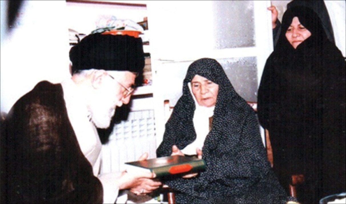 روزی که آقا و حاج قاسم به دیدار ام البنین کرمان رفتند روزی که آقا و حاج قاسم به دیدار ام البنین کرمان رفتند