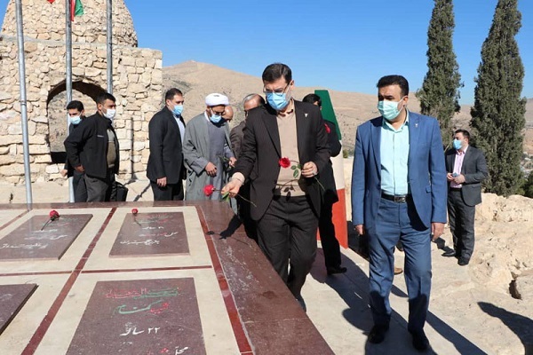 ادای احترام معاون رئیس جمهور و رئیس بنیاد شهید و امور ایثارگران به شهدای استان فارس ادای احترام معاون رئیس جمهور و رئیس بنیاد شهید و امور ایثارگران به شهدای استان فارس