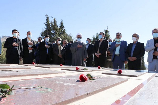 ادای احترام معاون رئیس جمهور و رئیس بنیاد شهید و امور ایثارگران به شهدای استان فارس ادای احترام معاون رئیس جمهور و رئیس بنیاد شهید و امور ایثارگران به شهدای استان فارس