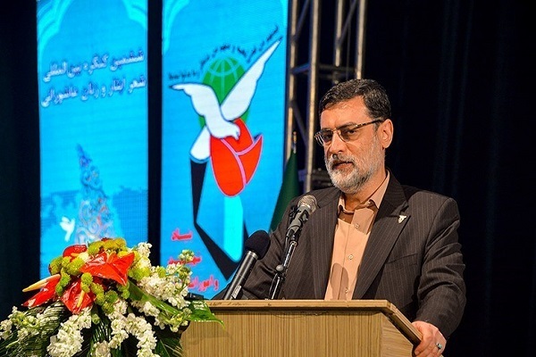 نام مقدس حضرت زینب (س)، محور عمده اشعار این کنگره است/ زبان هنر و شعر را زبان بیان است نام مقدس حضرت زینب (س)، محور عمده اشعار این کنگره است/ زبان هنر و شعر را زبان بیان است