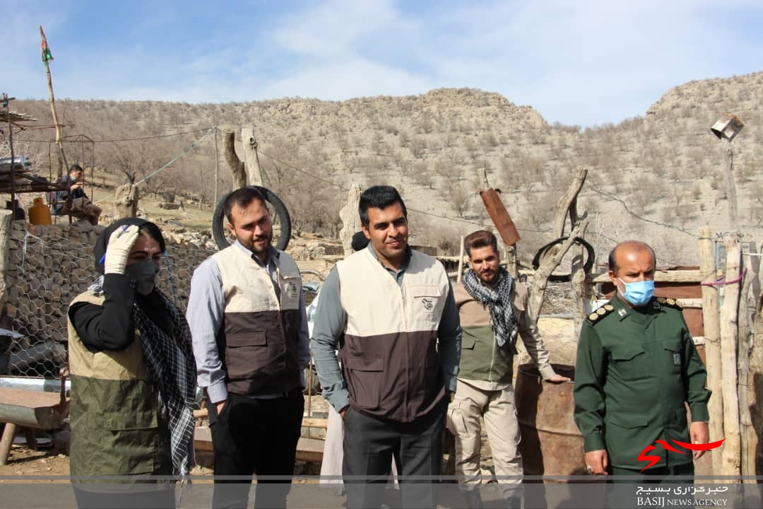 خدمات رسانی جهادی بسیج جامعه کشاورزی سپاه فتح در مناطق دور افتاده /۲۰۰۰ راَس دام در روستای نده واکسینه شدند