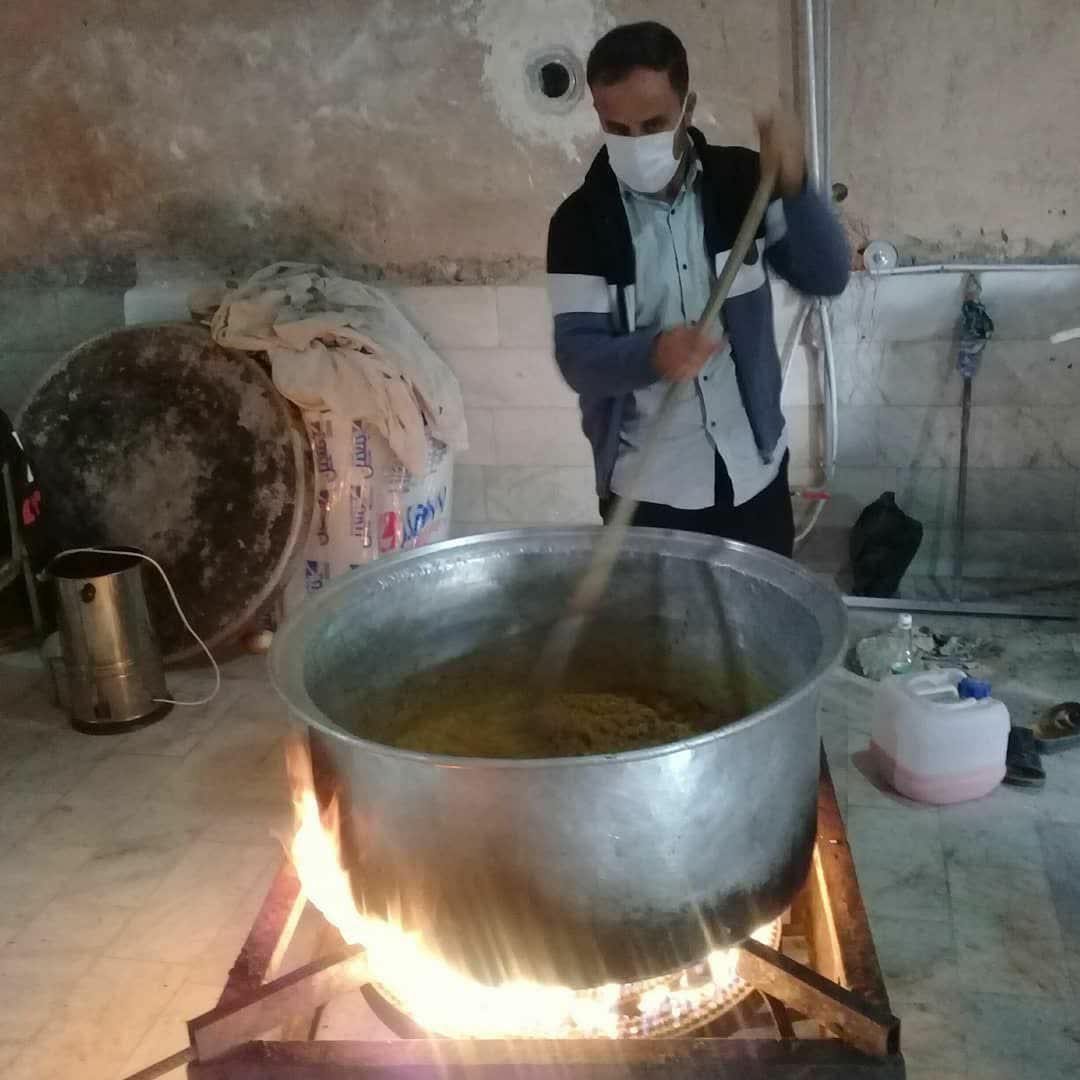 پخت وتوزیع غذای نذری در بین نیازمندان طارمی پخت وتوزیع غذای نذری در بین نیازمندان طارمی