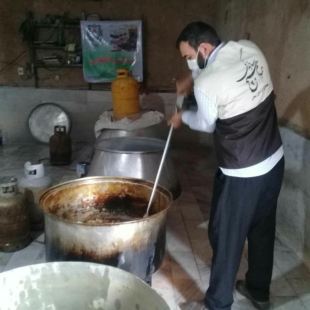پخت وتوزیع غذای نذری در بین نیازمندان طارمی پخت وتوزیع غذای نذری در بین نیازمندان طارمی