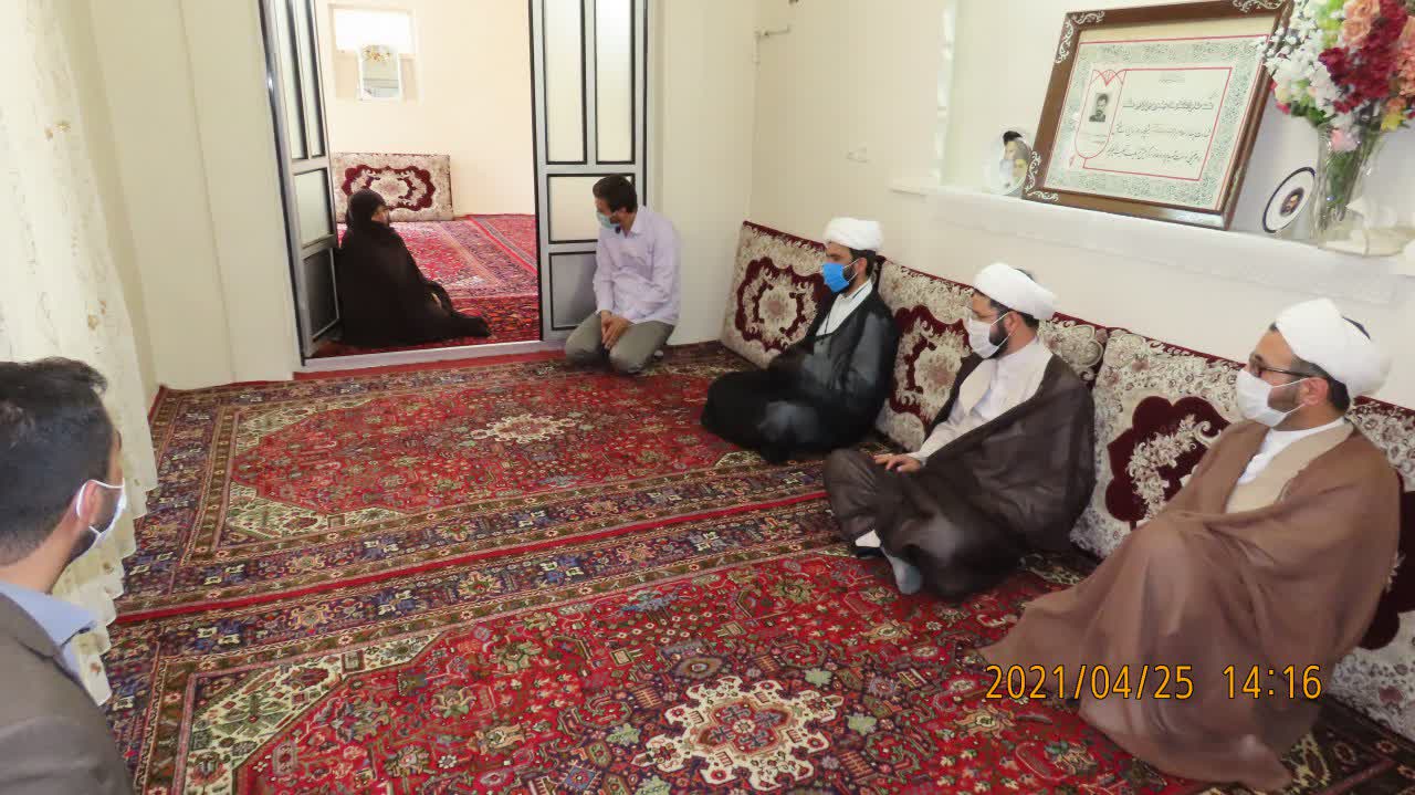 دیدار جمعی از مسئولین شهرستان خرمدره با خانواده شهید حجت الاسلام سید رشید موسوی
