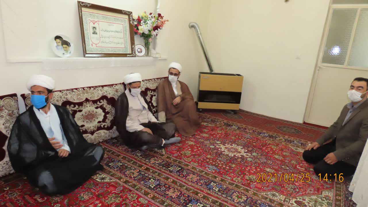 دیدار جمعی از مسئولین شهرستان خرمدره با خانواده شهید حجت الاسلام سید رشید موسوی