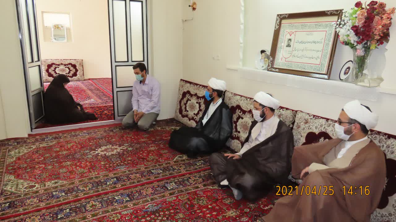دیدار جمعی از مسئولین شهرستان خرمدره با خانواده شهید حجت الاسلام سید رشید موسوی