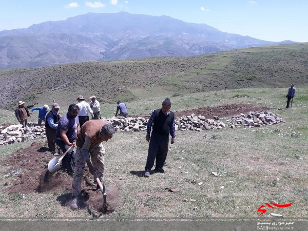 بهسازی چشمه های مراتع چایکندی کلیبر به همت جهادگران بهسازی چشمه های مراتع چایکندی کلیبر به همت جهادگران