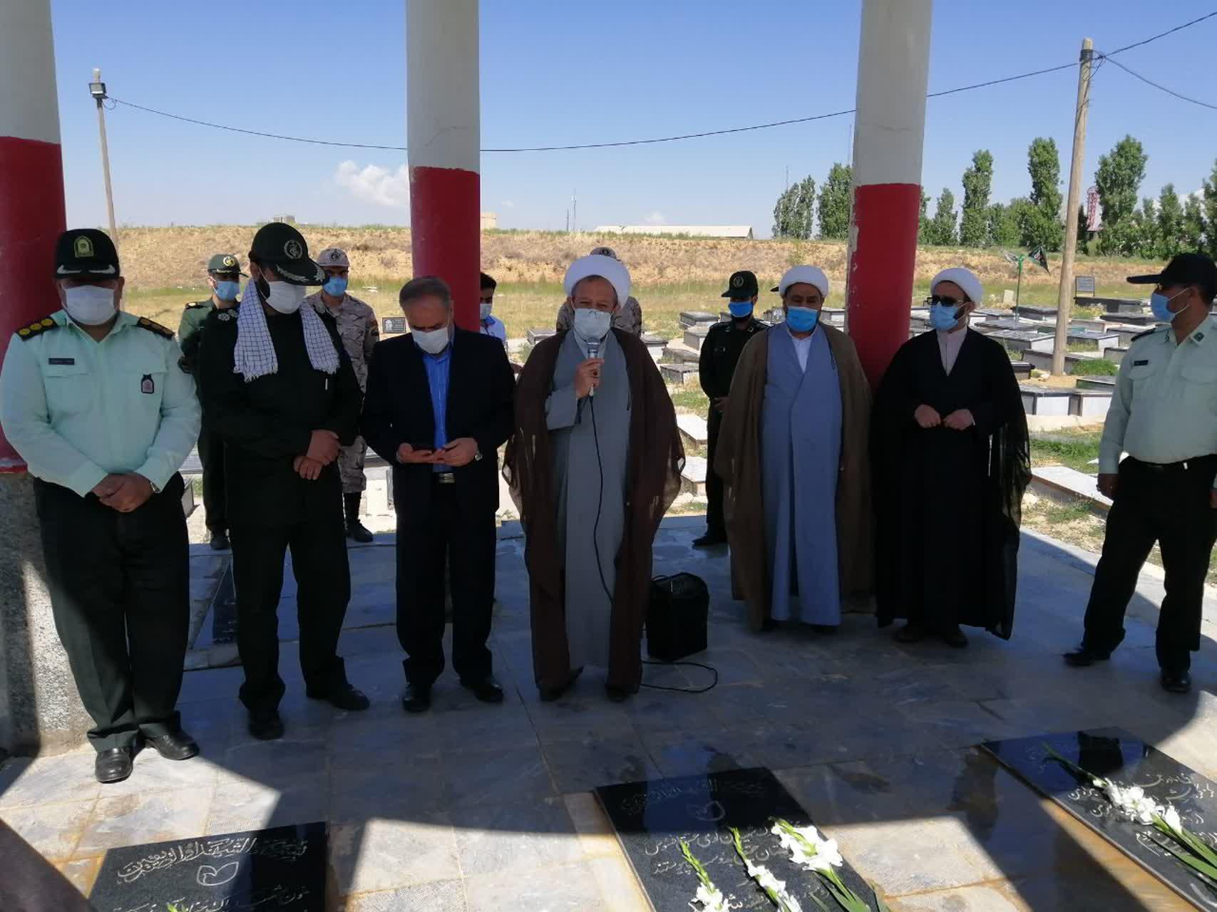 غبارروبی وعطرافشانی مزار شهدای شهرستان ایجرود با حضور مسئولین این شهرستان