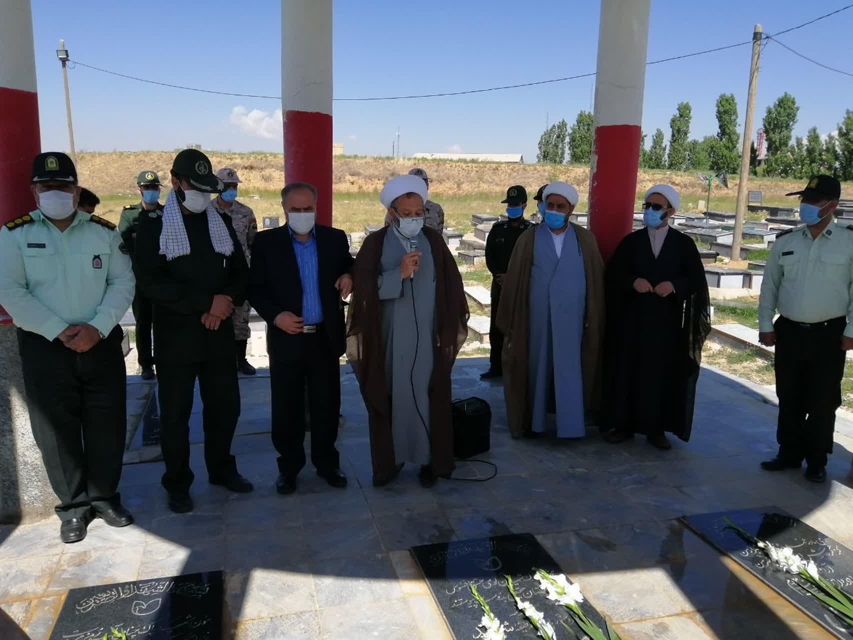 غبارروبی وعطرافشانی مزار شهدای شهرستان ایجرود با حضور مسئولین این شهرستان