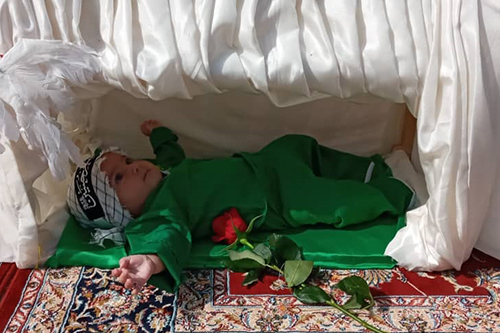 مادران گرههای بزرگ را به دستان کوچک علیاصغر سپردند مادران گرههای بزرگ را به دستان کوچک علیاصغر سپردند