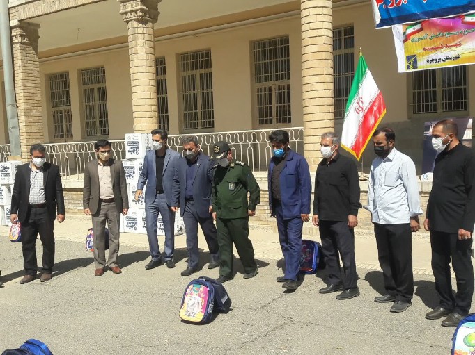 توزیع ۵۰۰بسته لوازم التحریر در رزمایش کمک مومنانه ناحیه مقاومت بسیج بروجرد توزیع ۵۰۰بسته لوازم التحریر در رزمایش کمک مومنانه ناحیه مقاومت بسیج بروجرد