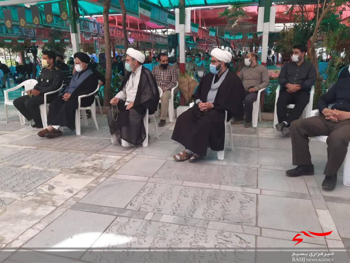 برپایی آیین مهمانی لاله ها در گلزار شهدای قم برپایی آیین مهمانی لاله ها در گلزار شهدای قم