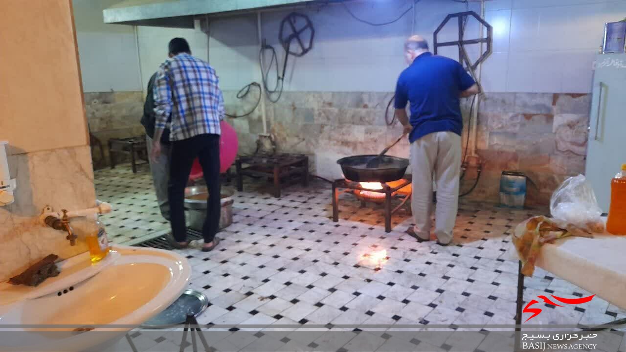 توزیع بیش از ۶۰۰ پرس غذای گرم بین نمازگزاران توزیع بیش از ۶۰۰ پرس غذای گرم بین نمازگزاران