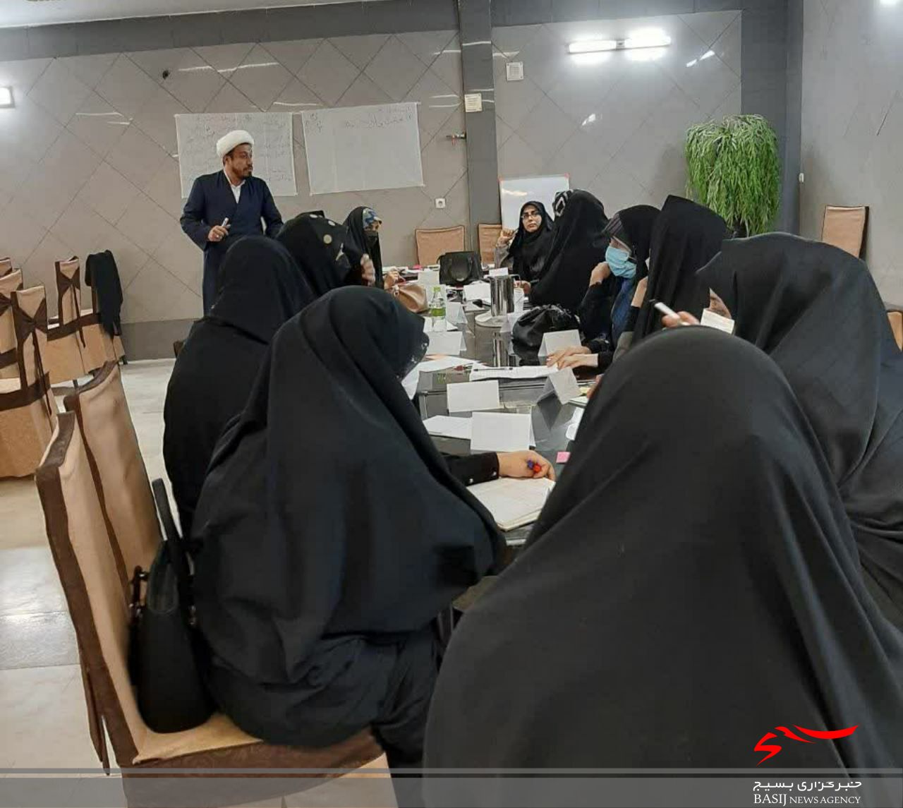 کارگاه آموزشی تربیت فرزند در پایگاه شهدای ۱۹ دی برگزار شد کارگاه آموزشی تربیت فرزند در پایگاه شهدای ۱۹ دی برگزار شد
