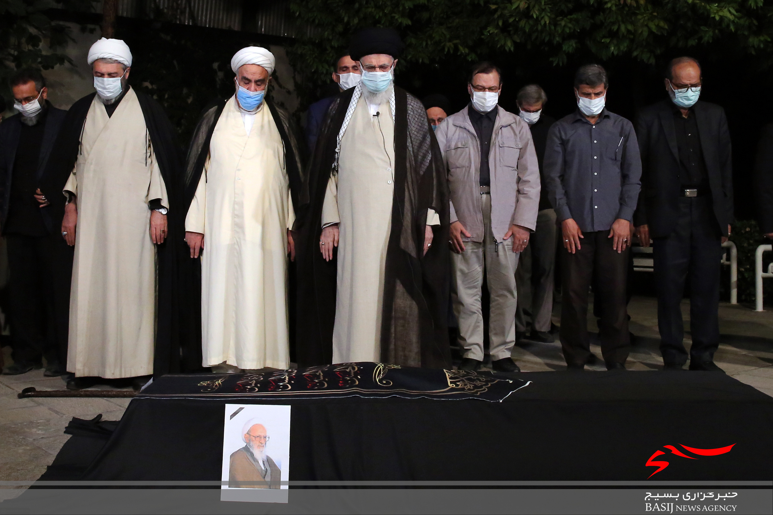 اقامه نماز رهبر معظم انقلاب بر پیکر علامه حسن زاده آملی+ عکس