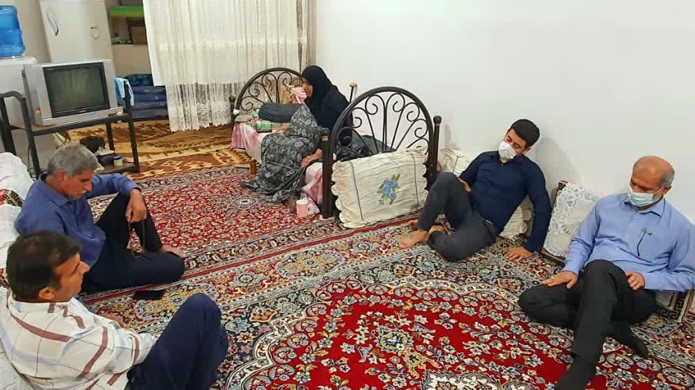دیدار با خانواده شهید مصطفی پویانفر در دلوار دیدار با خانواده شهید مصطفی پویانفر در دلوار