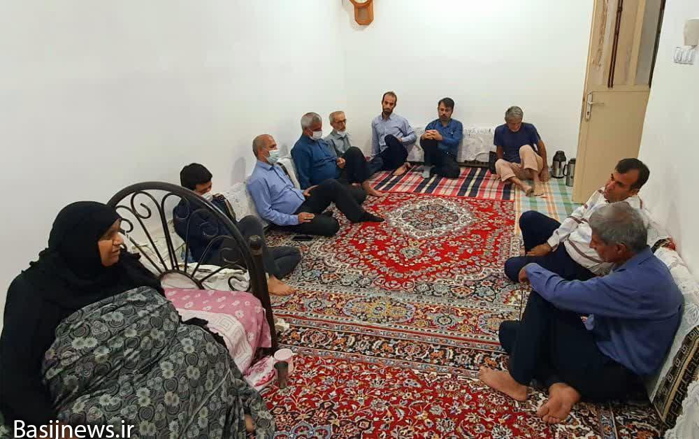 دیدار با خانواده شهید مصطفی پویانفر در دلوار دیدار با خانواده شهید مصطفی پویانفر در دلوار