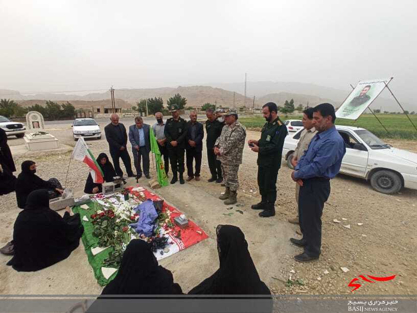 ادای احترام فرمانده تیپ ۴۸ فتح به مقام شهید نوید موسوی/ سردار حکمتیان: شهید موسوی با خدا معامله کرد ادای احترام فرمانده تیپ ۴۸ فتح به مقام شهید نوید موسوی/ سردار حکمتیان: شهید موسوی با خدا معامله کرد