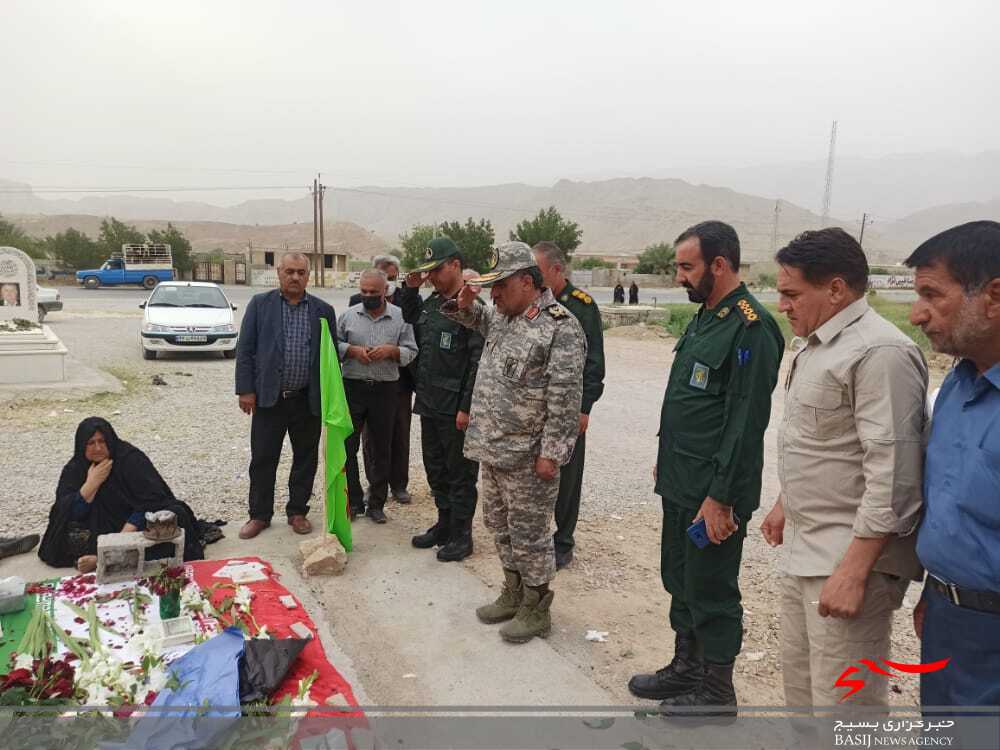ادای احترام فرمانده تیپ ۴۸ فتح به مقام شهید نوید موسوی/ سردار حکمتیان: شهید موسوی با خدا معامله کرد ادای احترام فرمانده تیپ ۴۸ فتح به مقام شهید نوید موسوی/ سردار حکمتیان: شهید موسوی با خدا معامله کرد
