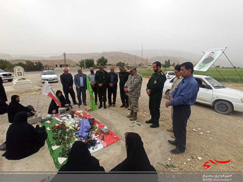 ادای احترام فرمانده تیپ ۴۸ فتح به مقام شهید نوید موسوی/ سردار حکمتیان: شهید موسوی با خدا معامله کرد ادای احترام فرمانده تیپ ۴۸ فتح به مقام شهید نوید موسوی/ سردار حکمتیان: شهید موسوی با خدا معامله کرد