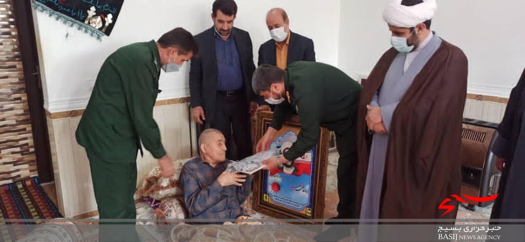 دیدار مسئولان سپاه فتح با خانواده شهدا / هدیه مقام معظم رهبری تقدیم خانواده ۳ شهید روحانی شد