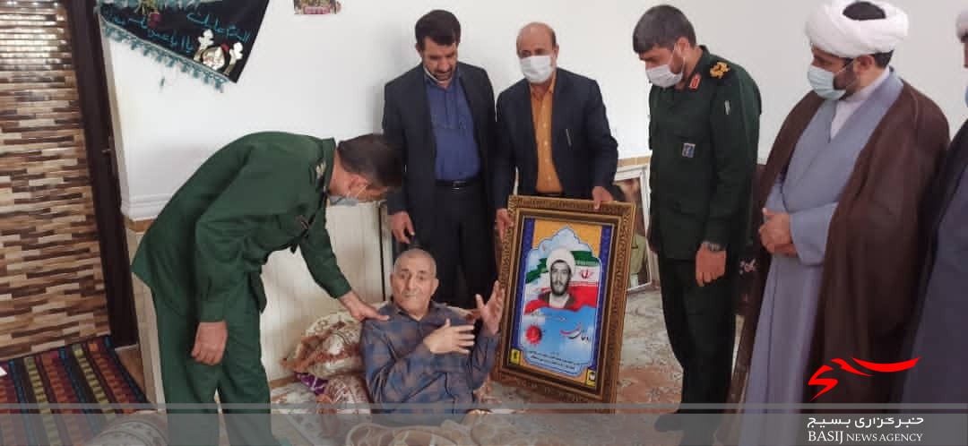 دیدار مسئولان سپاه فتح با خانواده شهدا / هدیه مقام معظم رهبری تقدیم خانواده ۳ شهید روحانی شد