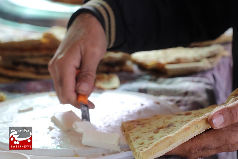 موکب گردان بانوان نانوا مستقر در گلزار شهداء کرمان پذیرای زائران حاج قاسم+تصویر موکب گردان بانوان نانوا مستقر در گلزار شهداء کرمان پذیرای زائران حاج قاسم+تصویر