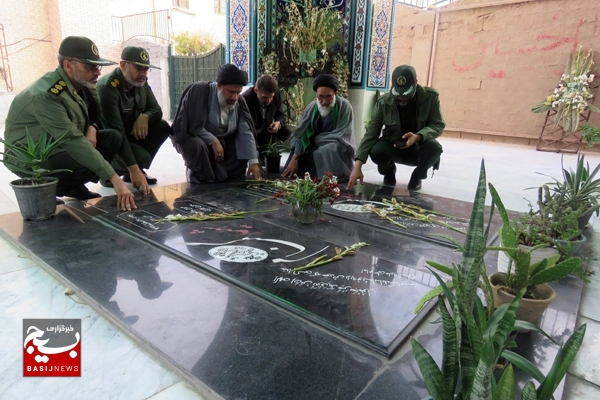 مسئول جدید دفتر نمایندگی ولی فقیه در سپاه استان بوشهر با شهدا تجدید میثاق کرد مسئول جدید دفتر نمایندگی ولی فقیه در سپاه استان بوشهر با شهدا تجدید میثاق کرد