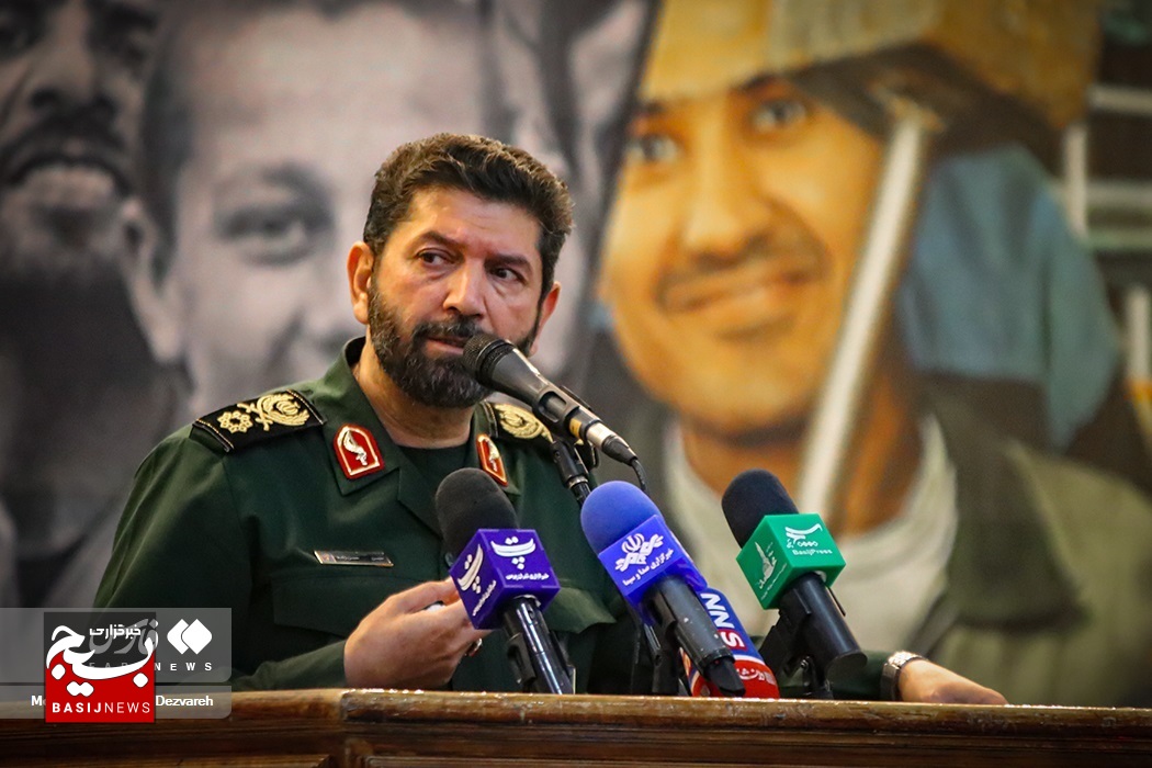 اجتماع «مردان میدان تولید»در حرم امام خمینی(ره) اجتماع «مردان میدان تولید»در حرم امام خمینی(ره)