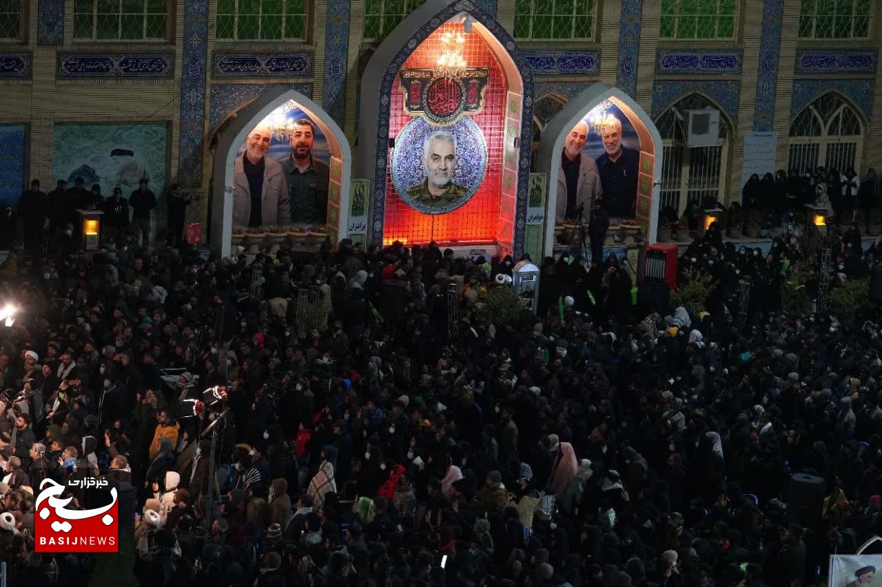 حضور عاشقان حاج قاسم و خانواده شهید در شب شهادت این بزرگ مرد تاریخ حضور عاشقان حاج قاسم و خانواده شهید در شب شهادت این بزرگ مرد تاریخ