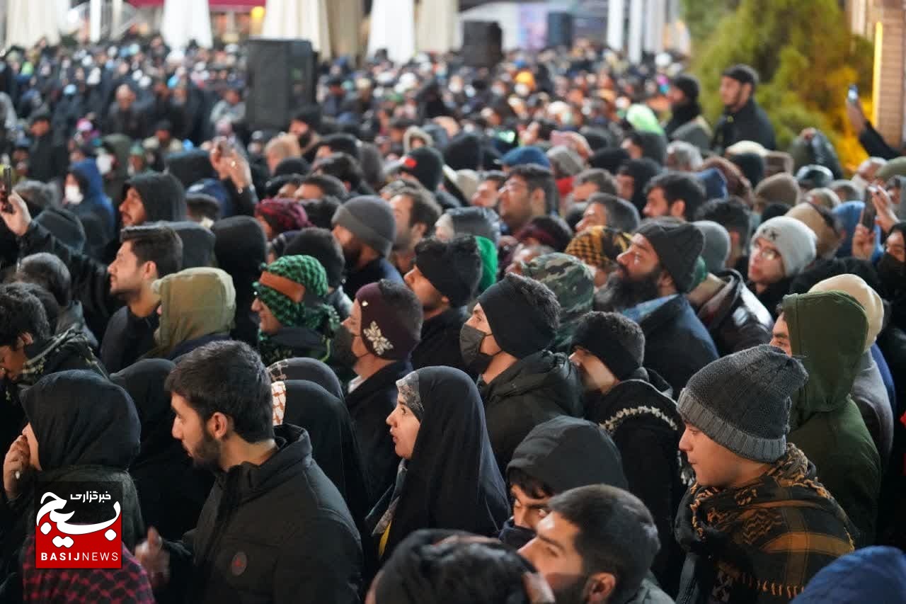 حضور عاشقان حاج قاسم و خانواده شهید در شب شهادت این بزرگ مرد تاریخ حضور عاشقان حاج قاسم و خانواده شهید در شب شهادت این بزرگ مرد تاریخ