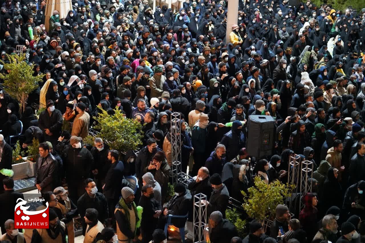 حضور عاشقان حاج قاسم و خانواده شهید در شب شهادت این بزرگ مرد تاریخ حضور عاشقان حاج قاسم و خانواده شهید در شب شهادت این بزرگ مرد تاریخ