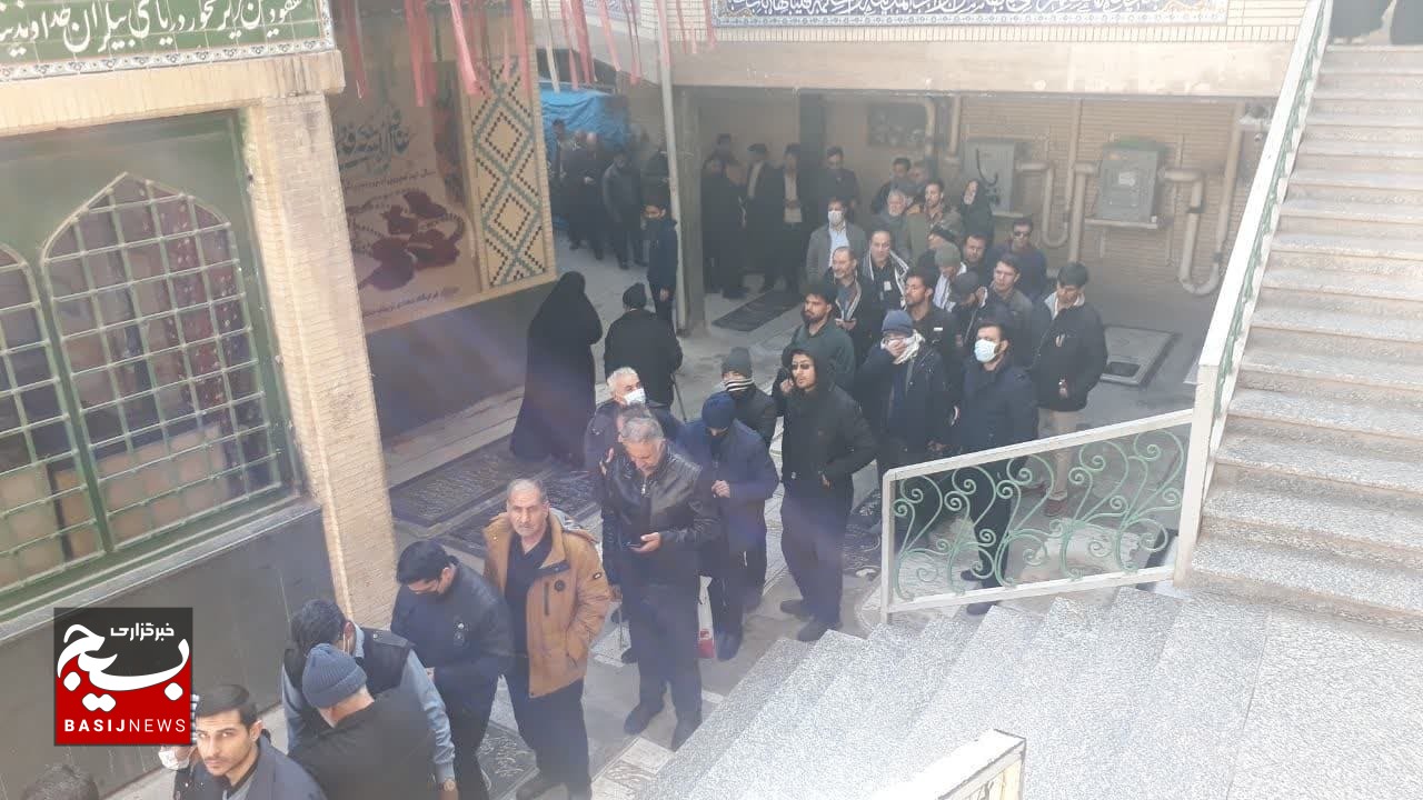 حضور عاشقان حاج قاسم و خانواده شهید در شب شهادت این بزرگ مرد تاریخ حضور عاشقان حاج قاسم و خانواده شهید در شب شهادت این بزرگ مرد تاریخ