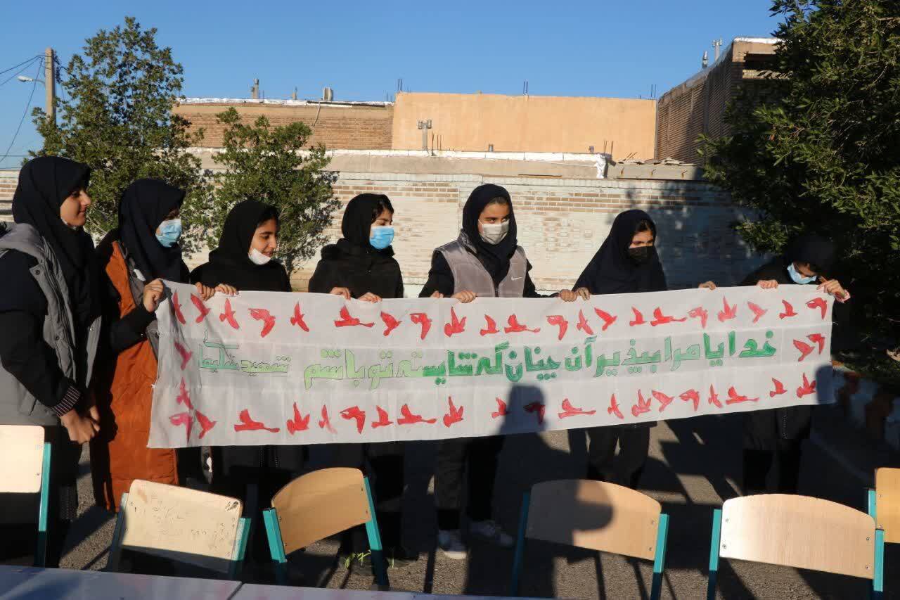 نواخته شدن زنگ مقاومت و بصیرت به یاد سردار شهید قاسم سلیمانی در دبیرستان بنت الهدی دهلران نواخته شدن زنگ مقاومت و بصیرت به یاد سردار شهید قاسم سلیمانی در دبیرستان بنت الهدی دهلران