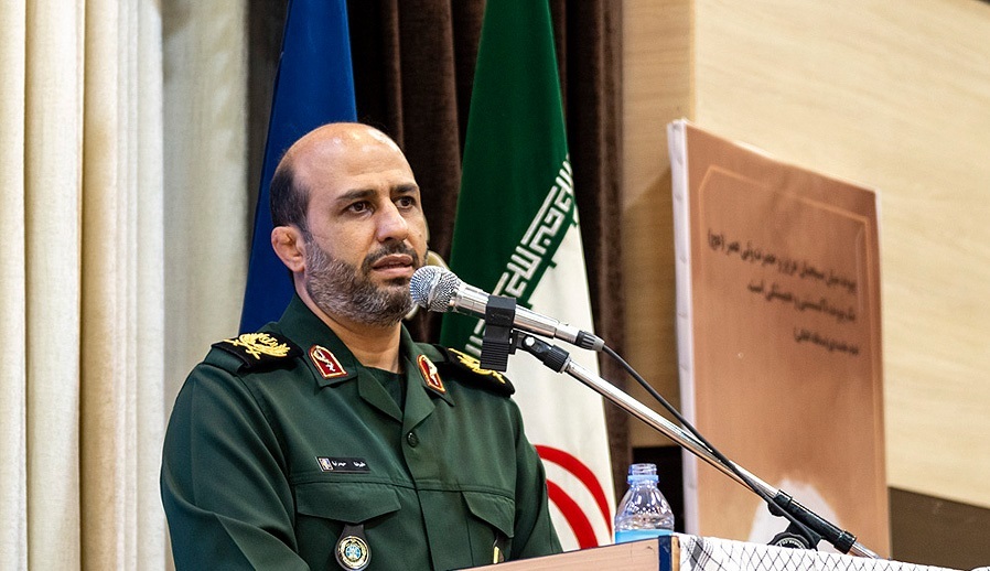 سربازی در این نظام، افتخاری است که نصیب هر کس نمی شود سربازی در این نظام، افتخاری است که نصیب هر کس نمی شود