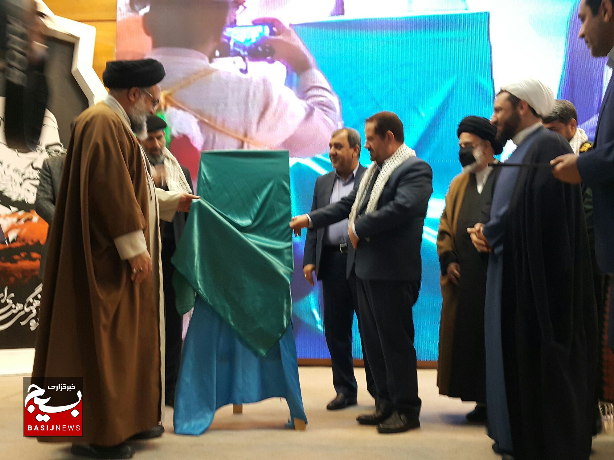 جبهه مقابل سردار سلیمانی جبهه باطل است/ حاج قاسم با شهادتش تمام نشده است / یک کتاب  و یک اثر هنری رونمایی شدند