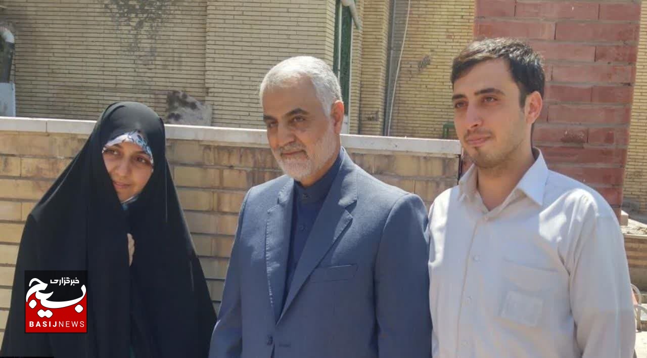 حضور جمعی از بسیجیان حوزه شهید رجایی در منزل خانواده شهیده زهرا حسنی