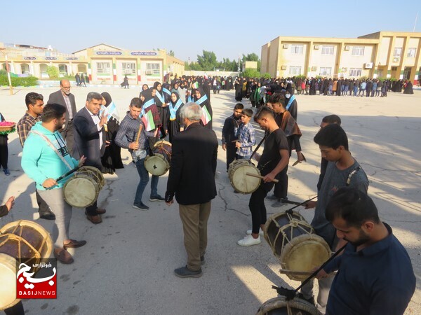 تشییع پیکر شهید گمنام در دبیرستان دخترانه زینبیه شهر دلوار تشییع پیکر شهید گمنام در دبیرستان دخترانه زینبیه شهر دلوار