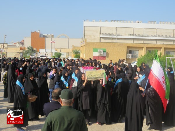 تشییع پیکر شهید گمنام در دبیرستان دخترانه زینبیه شهر دلوار تشییع پیکر شهید گمنام در دبیرستان دخترانه زینبیه شهر دلوار