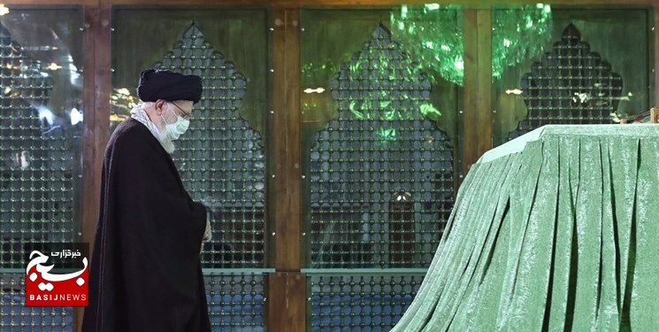 امام خامنهای صبح امروز در مرقد امام (ره) و گلزار شهدا حضور یافتند امام خامنهای صبح امروز در مرقد امام (ره) و گلزار شهدا حضور یافتند