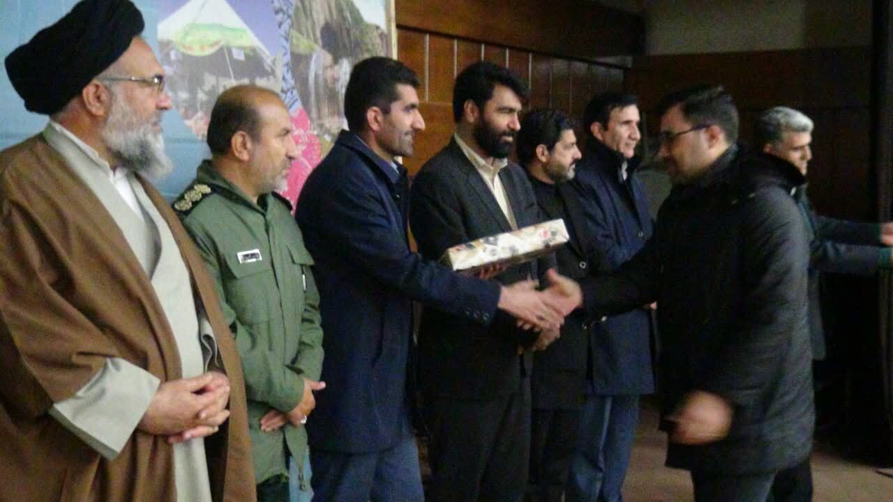 دهه فجر پایان سلطه بیگانگان و آغاز خودباوری ملت و اتکاء به قدرت الهی و مردم بود/ تجلیل از پدران شهدا در آموزش وپرورش کهگیلویه وبویراحمد