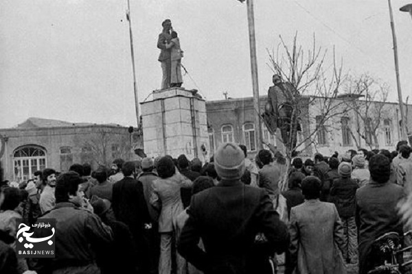 شهادت هنگام پایین کشیدن محسمه شاه شهادت هنگام پایین کشیدن محسمه شاه