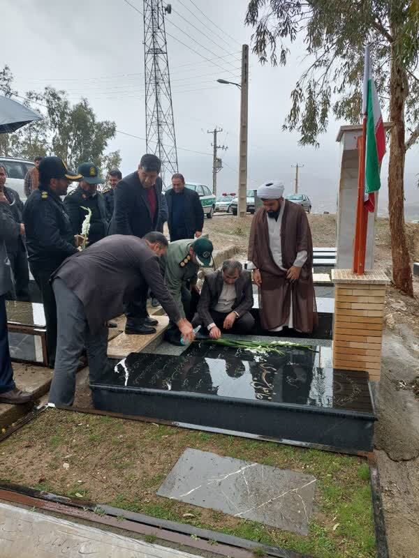غبارروبی و عطرافشانی مزار شهدای ملکشاهی غبارروبی و عطرافشانی مزار شهدای ملکشاهی