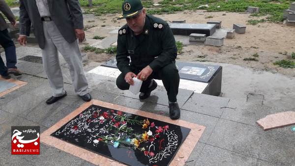 غبار روبی از گلزار شهید ماندنی اکبرپا از شهدای انقلاب در بخش دلوار
