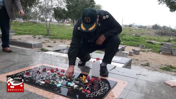 غبار روبی از گلزار شهید ماندنی اکبرپا از شهدای انقلاب در بخش دلوار