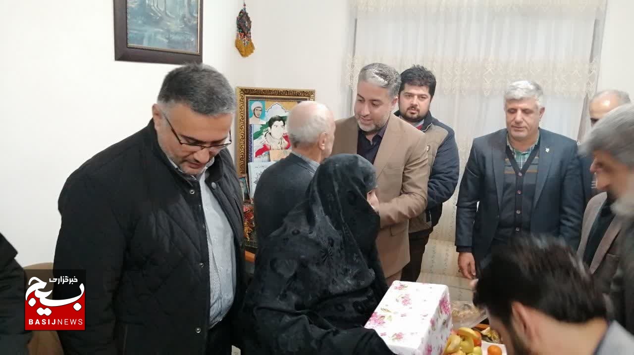 دیدار مسئولان خرم‌آباد با خانواده شهید محجوبی