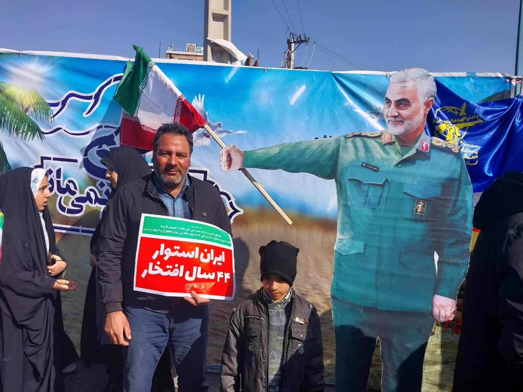 نمایش شکوه پیروزی در استان مرکزی/ همه آمده اند نمایش شکوه پیروزی در استان مرکزی/ همه آمده اند