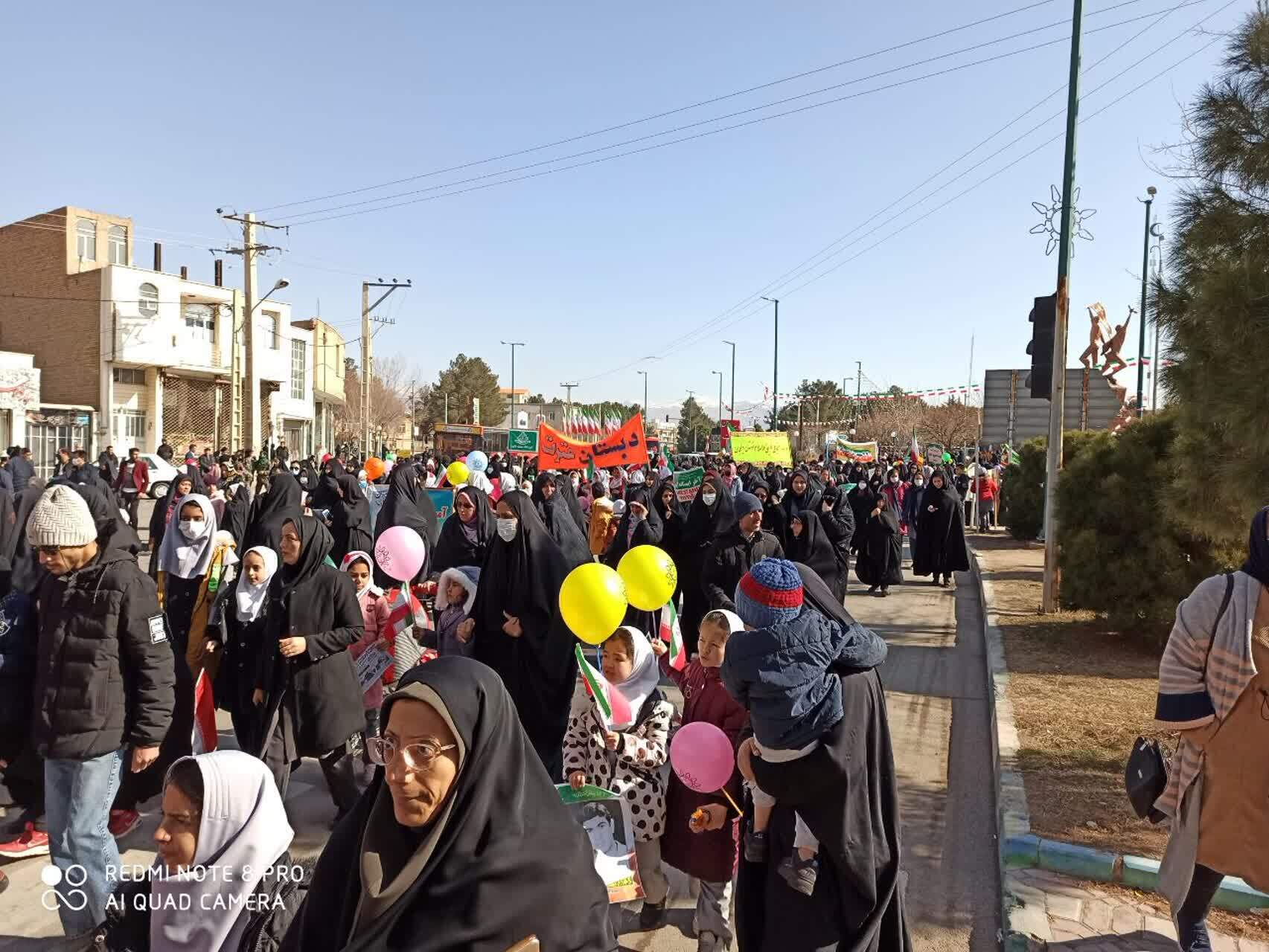 نمایش شکوه پیروزی در استان مرکزی/ همه آمده اند نمایش شکوه پیروزی در استان مرکزی/ همه آمده اند