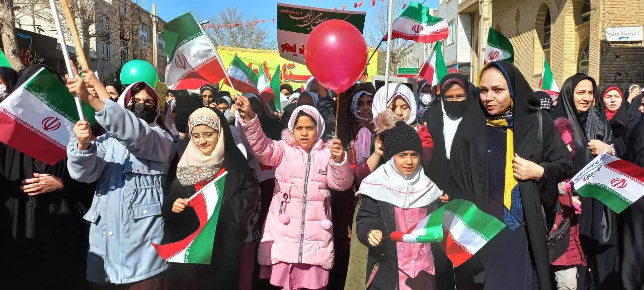 نمایش شکوه پیروزی در استان مرکزی/ همه آمده اند نمایش شکوه پیروزی در استان مرکزی/ همه آمده اند